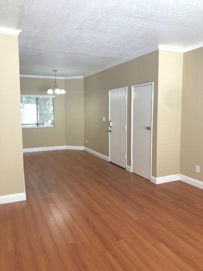 Building Photo - Beautiful 1 Bed/1 Bath Condo Apartment with Patio, Hardwood Flooring, Central AC, Washer and Drye...