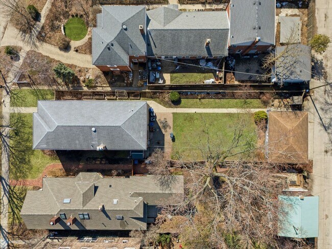 Building Photo - 556 Barton Ave