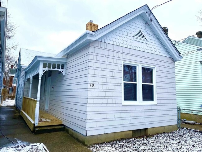 Building Photo - 313 E 16th St