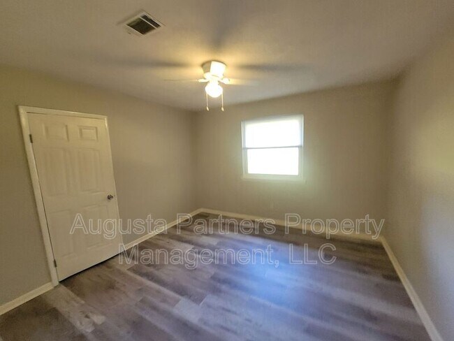 Building Photo - 225 Pecan Dr