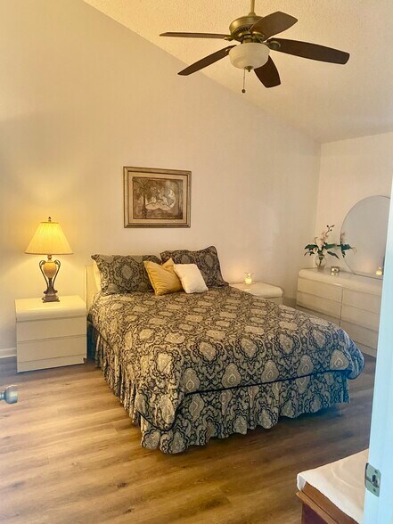 master bedroom - 1515 NE Beacon Dr