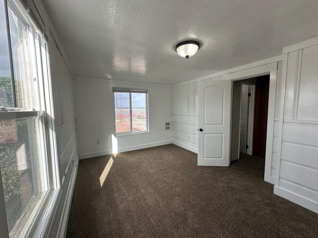 Building Photo - 315 W 3rd St