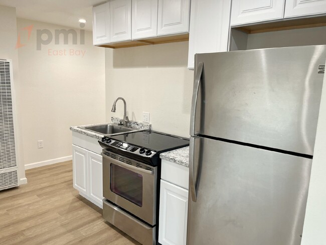 Building Photo - Captivating 3 Bd / 1 Ba Apartment with Stu...