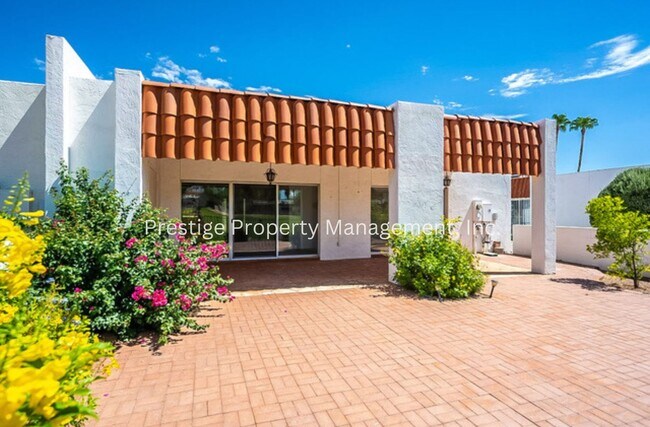 Building Photo - Beautiful Townhouse Overlooking The Golf C...
