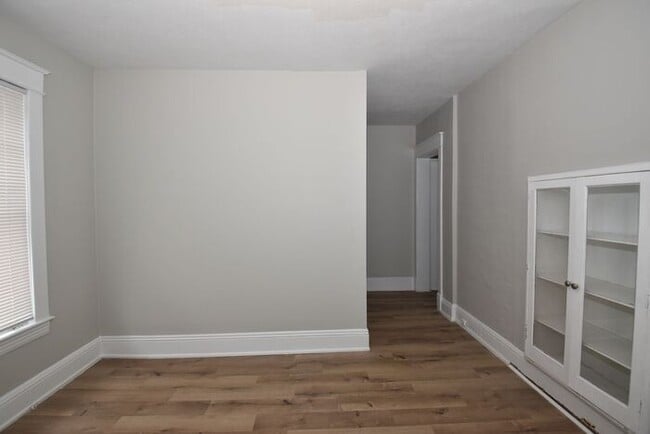 Building Photo - Near local Universities and Entertainment 4 bedroom 2 story Single Family Home