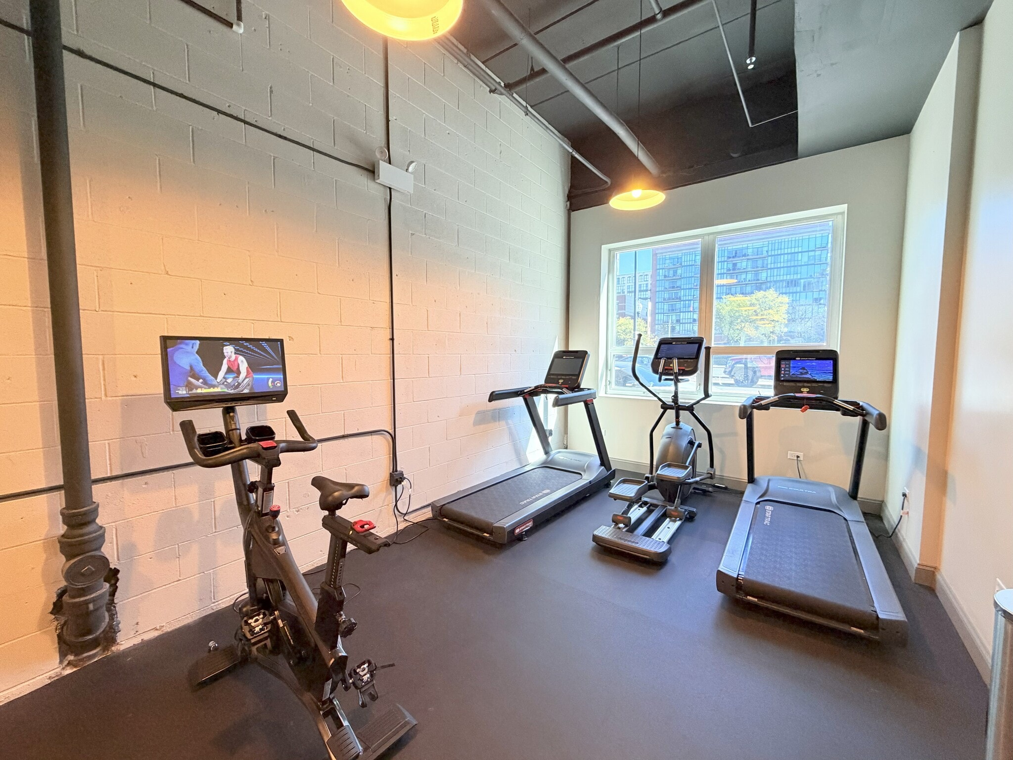 Building Photo - 1002 W Van Buren St