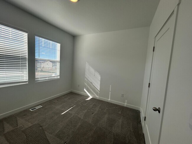 Building Photo - 3 Bedroom 2 Bathroom -Upstairs Apartment-Saddlebrook Dr. Santaquin