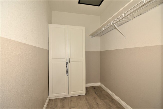Building Photo - Stunning 1 Bed 1 Bath Condo On 2nd Floor at Opulence!
