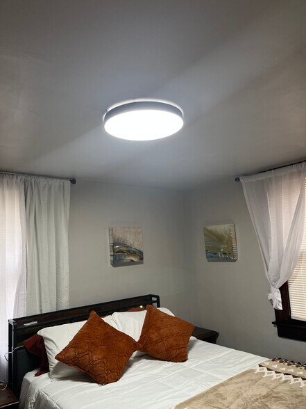 Building Photo - 212 Smith St