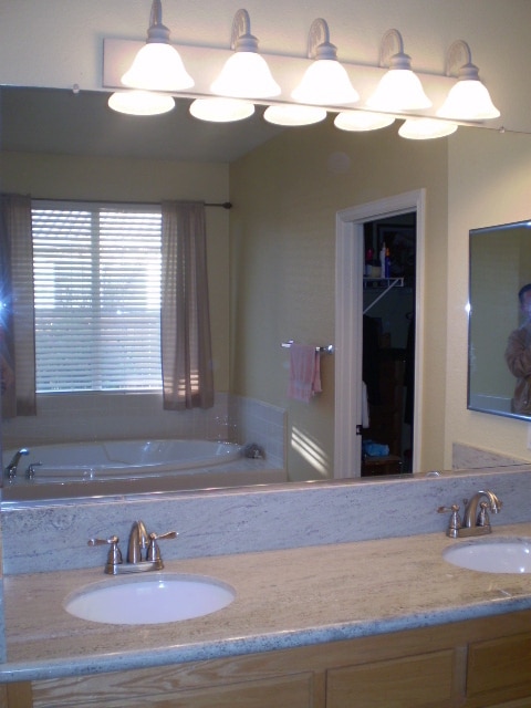 Building Photo - Beautifully Maintained and Upgraded Parkwa...