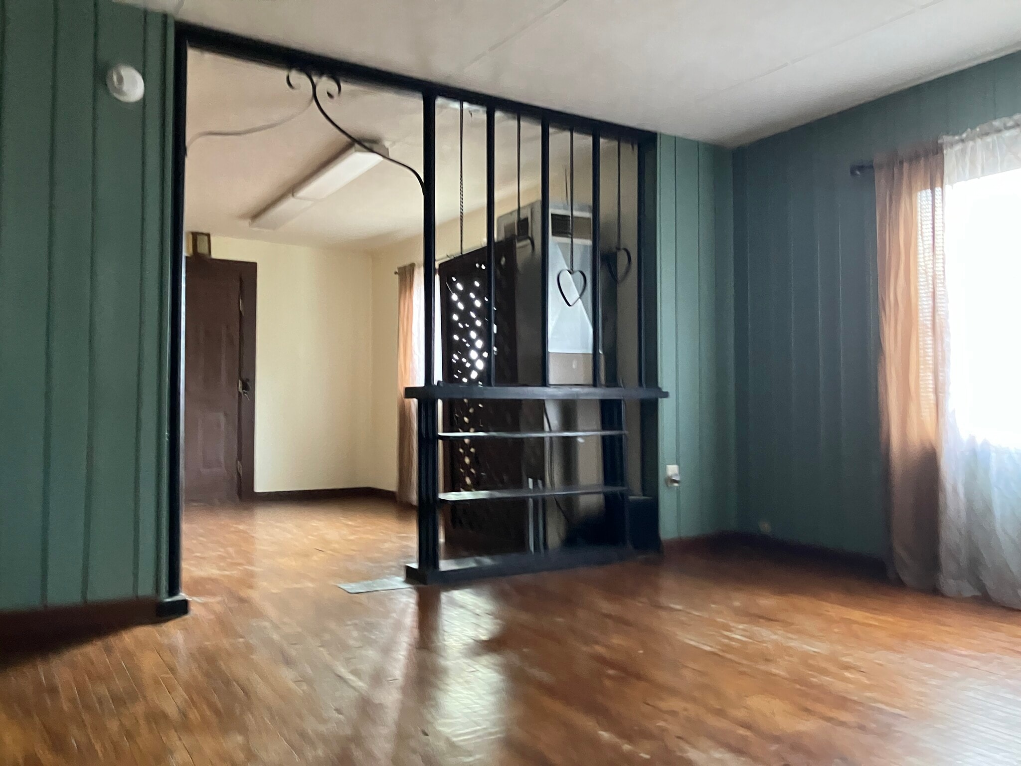 Building Photo - 517 11th Ave W