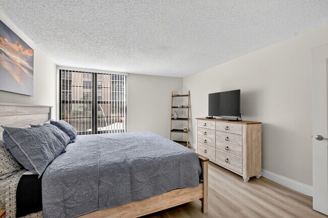 Building Photo - 8 Royal Palm Way