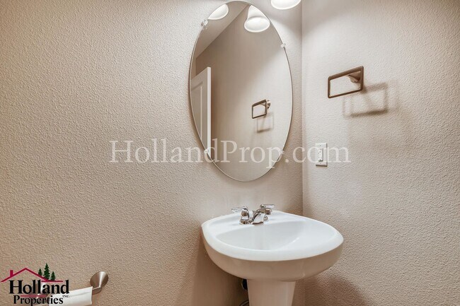 Building Photo - Stunning 3 Bedroom 2.5 Bathroom Home with ...