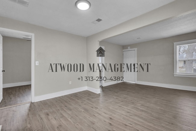 Building Photo - This beautifully updated 4-bedroom, 1-bath single-family home is ready for move-in!