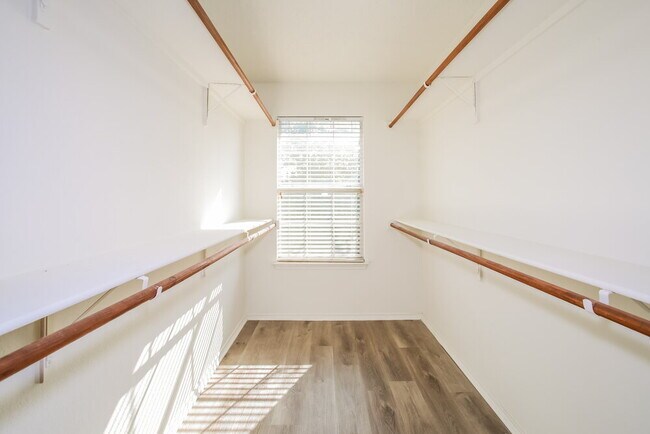 Building Photo - 307 Saddlebrook Dr