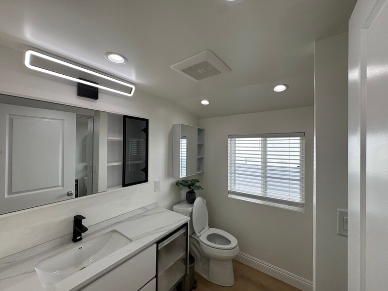 Building Photo - 2754 S Barrington Ave