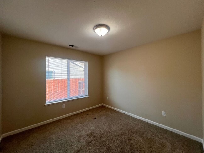 Building Photo - 4 Bedroom 2 Bathroom Fallon Home