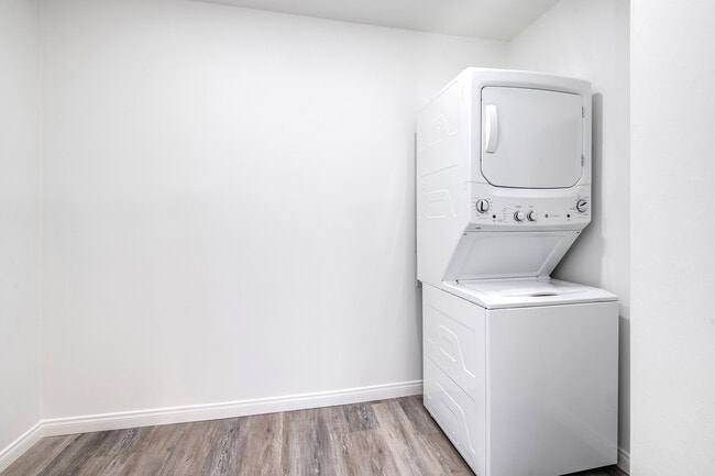 Laundry Room - 618 Grand E Ave