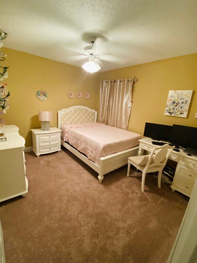 Building Photo - 10634 Cherry Oak Cir