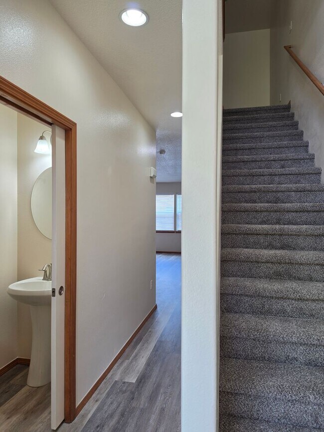 Building Photo - 355 SW Pemberly Loop