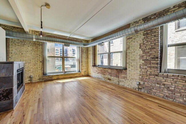 Building Photo - 420 S Clinton St