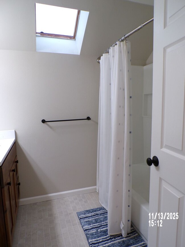 Building Photo - Charming house close to parks