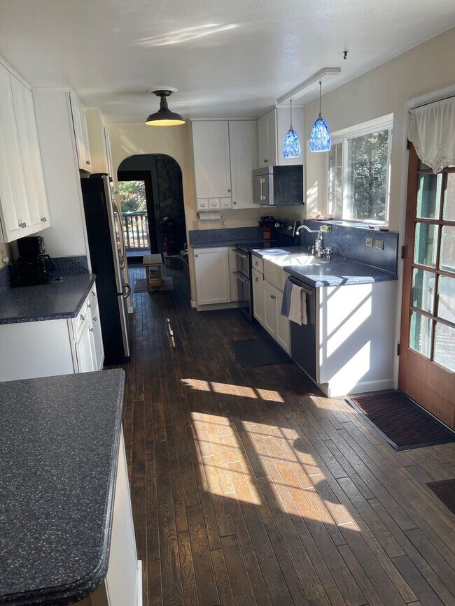 Building Photo - Quiet 4Bd 2Ba home avail. for a 3-5 month Seasonal Lease! Avail. Call and inquire today!