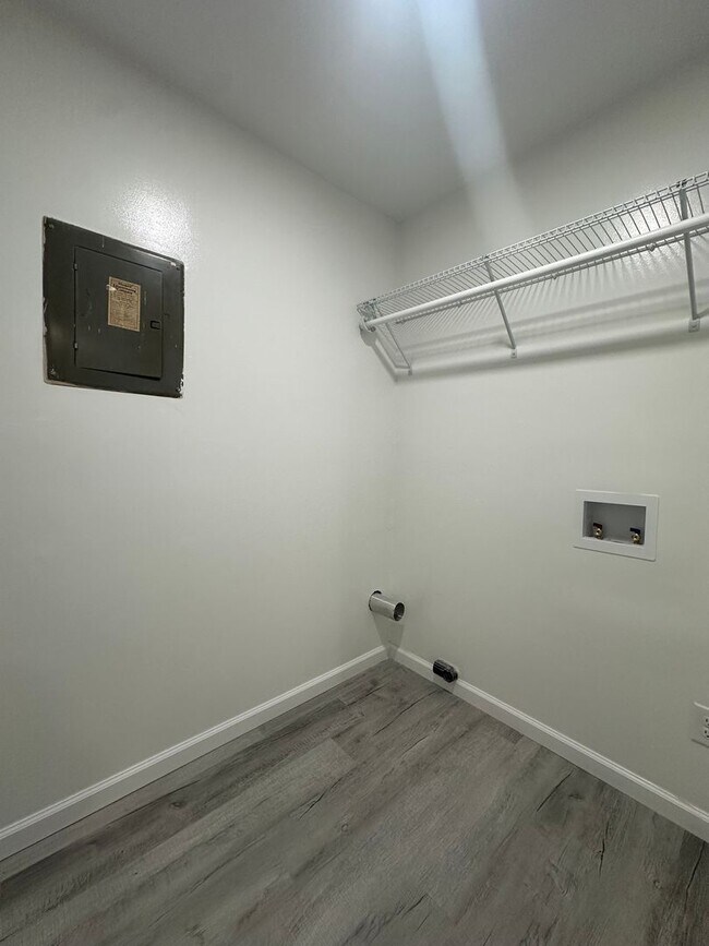 Building Photo - 320 Myrtlewood Cir