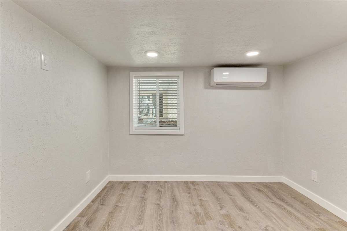 Building Photo - 672 S 200 W