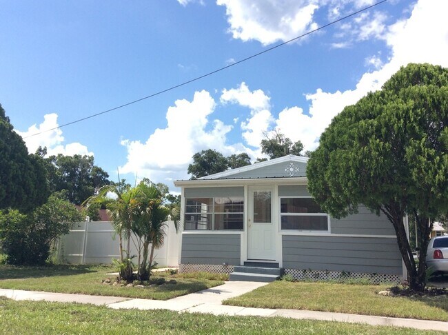 Building Photo - MOVE IN SPECIAL- Cozy 2 Bed/ 1 Bath Home in Saint Cloud