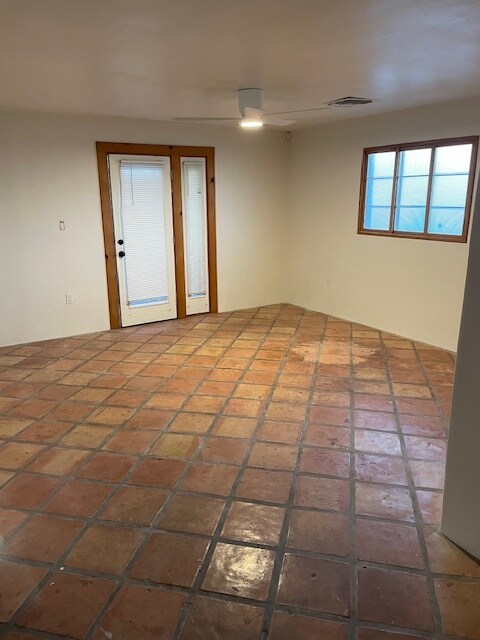 Building Photo - 902 S Una Ave