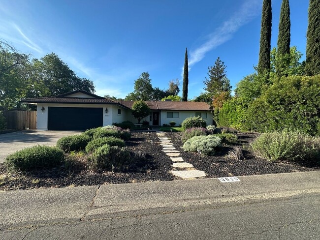 Building Photo - Beautifully maintained home in a peaceful setting