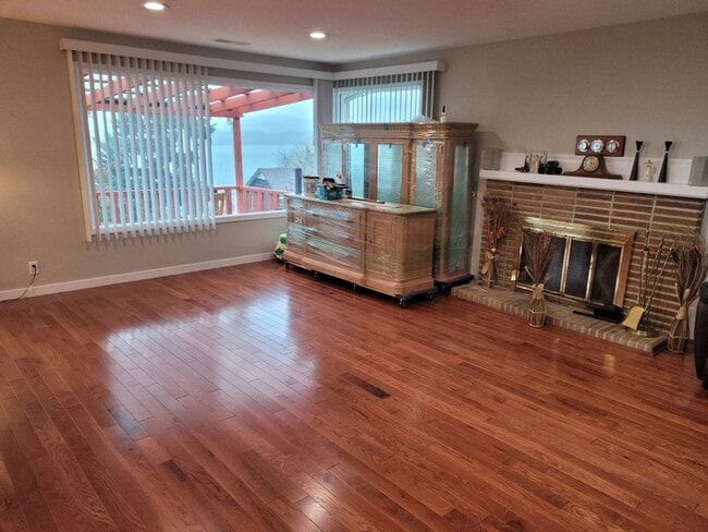 Building Photo - Move in ready rental in downtown Rainier with Columbia River views!