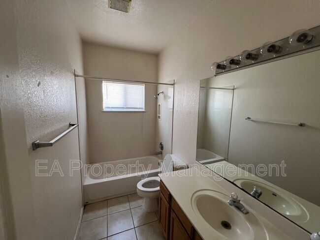 Building Photo - 4009 Pasaje Pl NW