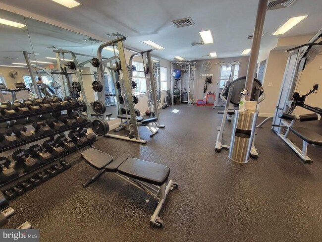 Building Photo - 4151 S Four Mile Run Dr