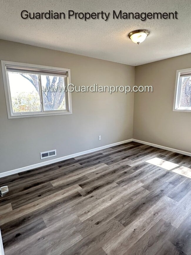 Building Photo - Champlin Single Family Home, Large Fenced Yard, Deck, 2 Car Garage,  Video Tour