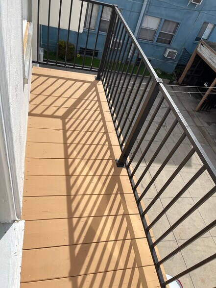 Building Photo - 129 1/2 N Kenmore Ave