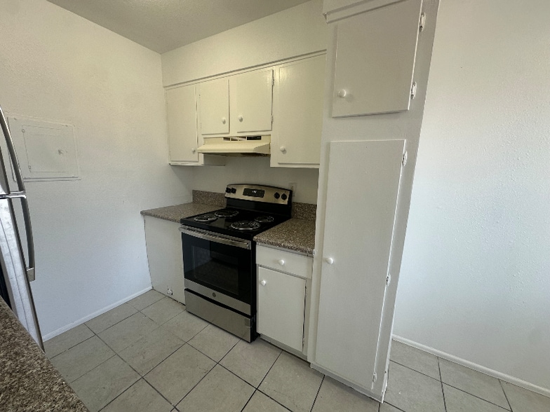 Building Photo - 2508 E Mesquite Ave