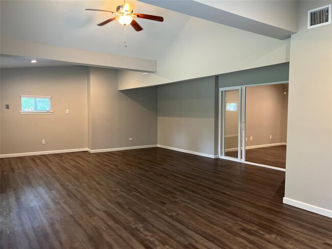 Building Photo - 304 S Shadowbend Dr