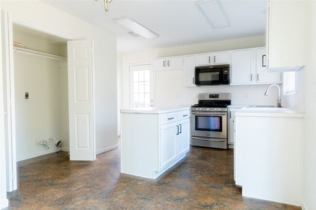 Building Photo - 22 Cottage Grove Pl