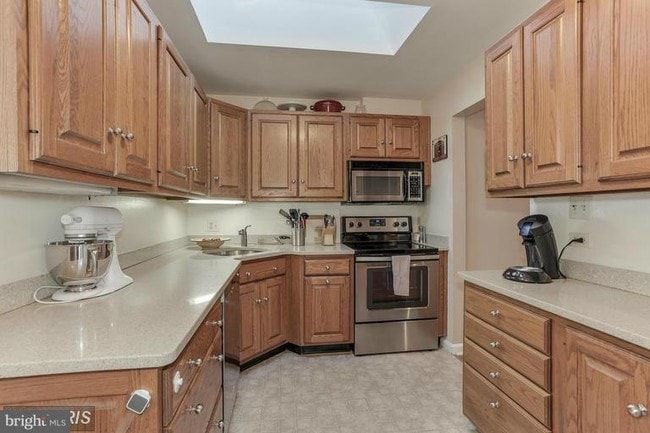 Building Photo - 1334 Mayflower Dr