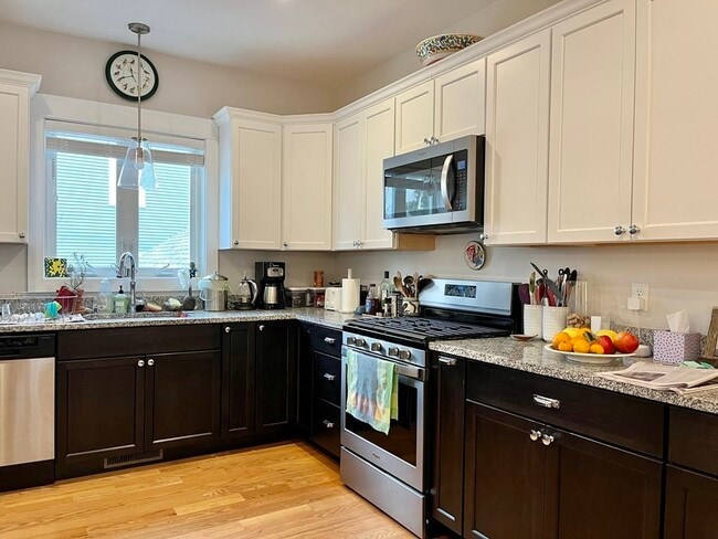 Building Photo - 9 Sherman St