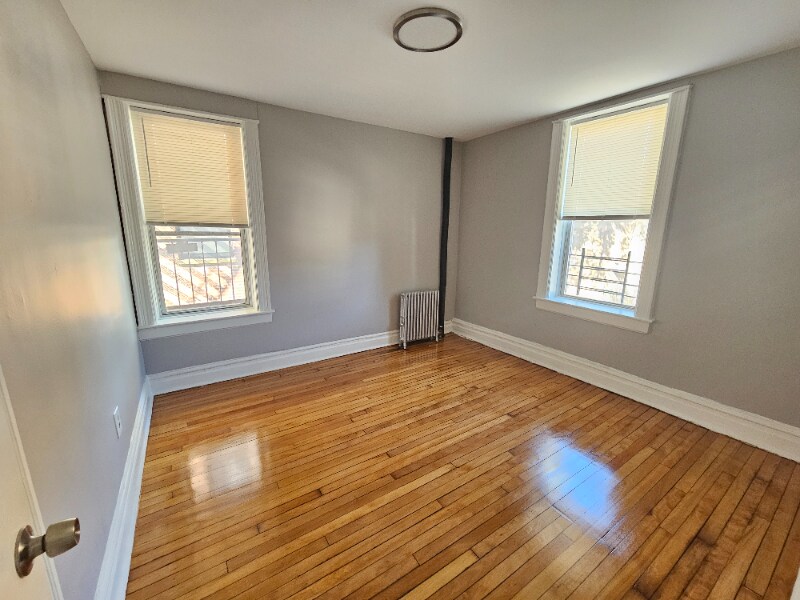 Building Photo - 317 William St