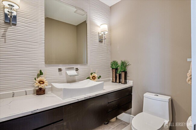 Building Photo - 3979 Park Ave