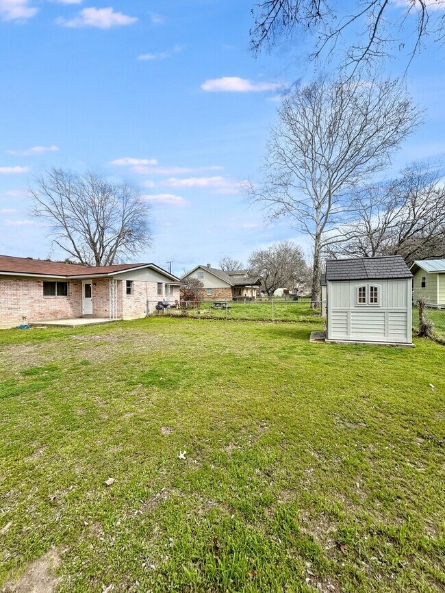 Building Photo - 1212 Hillcrest Dr