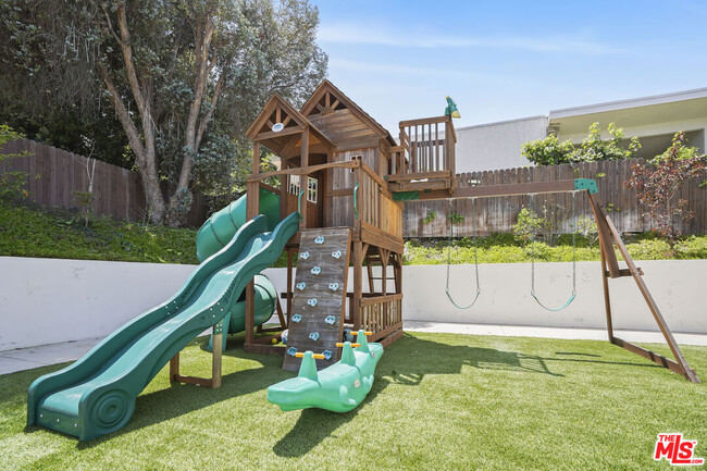 Building Photo - 16544 Park Ln Dr
