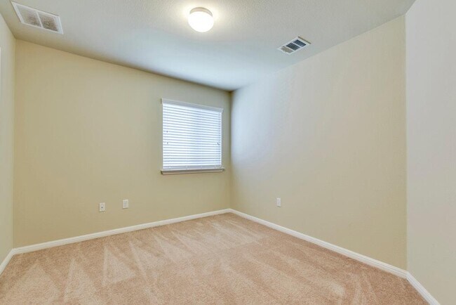 Building Photo - 18401 Friendship Hill Dr