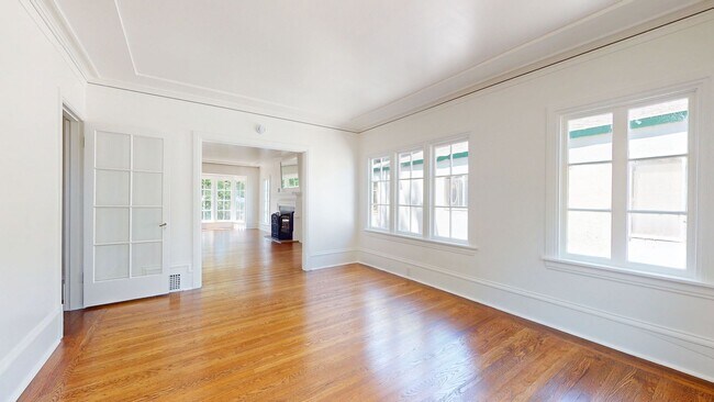 Building Photo - Stunning 4 Bedroom Home In Sought After Pi...