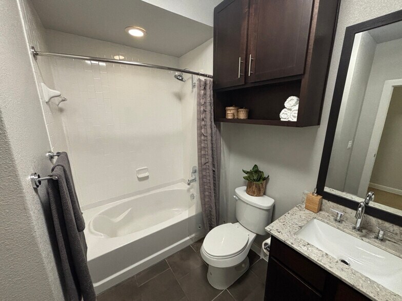 Building Photo - 4300 Cromwell Dr