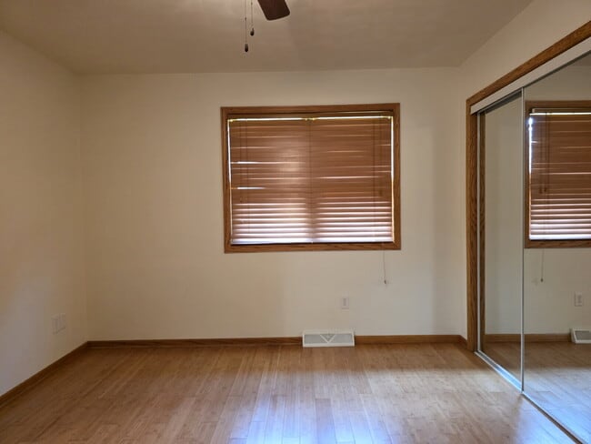 Building Photo - Multi generational Home New London